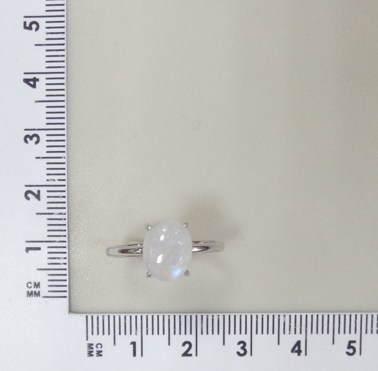 Серебряное кольцо с лунным камнем